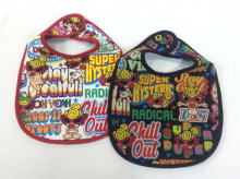 GOOD VIBES무늬말뚝소재턱받이